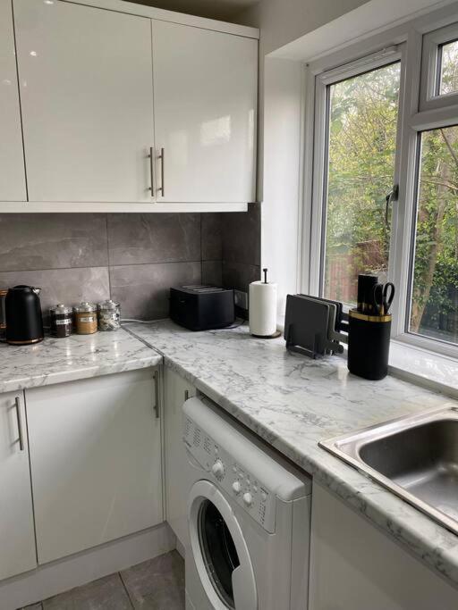 Luxury 2 Bedroom Apartment, Parking, Few Minutes Walk From Wembley Stadium Londra Exterior foto